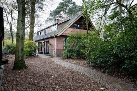 Property building, Spring, Day, Natural landscape, Garden, Garden view