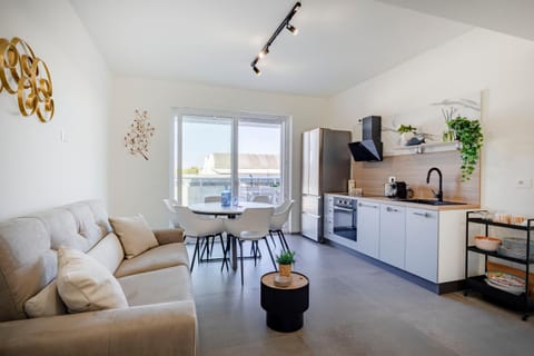 Coffee/tea facilities, Kitchen or kitchenette, Living room, Seating area, Dining area, oven, stove
