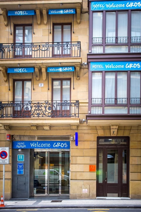 Facade/entrance