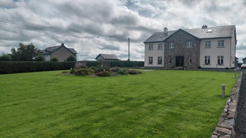 Property building, Day, Garden, Garden view, Landmark view