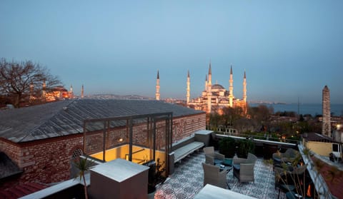 Nearby landmark, Balcony/Terrace, City view