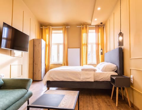 Bed, TV and multimedia, Seating area, Bedroom, towels