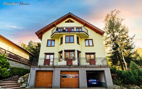 Property building, Facade/entrance, Day, Decorative detail, Floor plan, Parking
