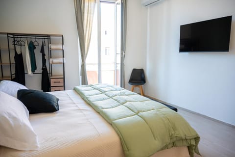 Bed, TV and multimedia, Balcony/Terrace, Bedroom, wardrobe