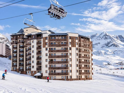 Property building, Nearby landmark, Day, People, Natural landscape, Winter, Skiing, Mountain view, group of guests