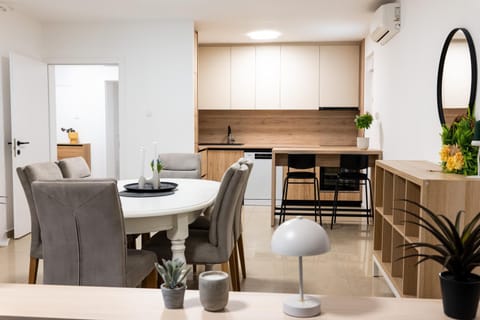 Dining area, kitchen