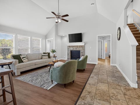 TV and multimedia, Living room, Photo of the whole room, Seating area, fireplace