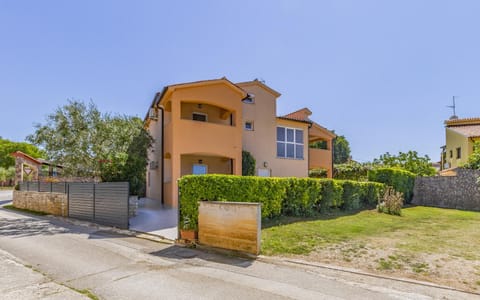 Property building, Facade/entrance, Off site