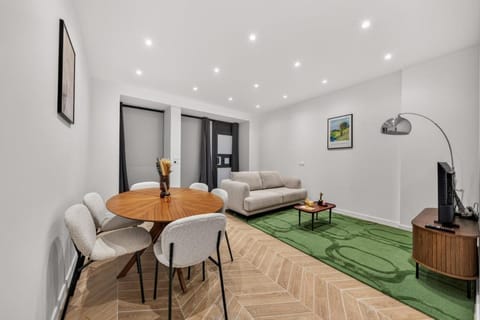 TV and multimedia, Living room, Seating area, Dining area