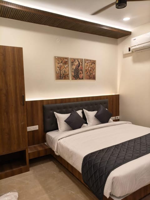 Bed, Photo of the whole room, Bedroom, wardrobe, air conditioner