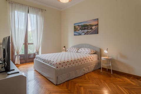 Bed, TV and multimedia, Photo of the whole room, Bedroom