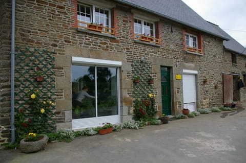 Communal lounge/ TV room, Facade/entrance, Day, BBQ facilities, Garden, Balcony/Terrace, Animals, Street view, Family
