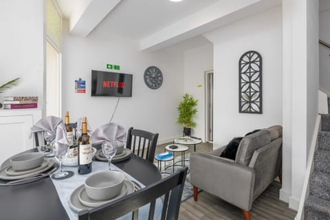Communal lounge/ TV room, TV and multimedia, Living room, Dining area