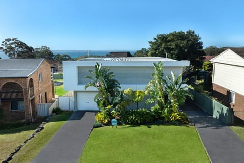 Property building, Facade/entrance, Garden, Sea view, Parking