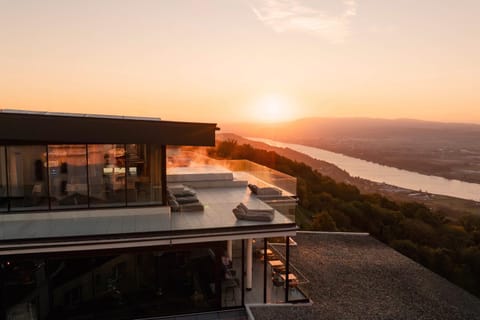 Natural landscape, View (from property/room), Balcony/Terrace, Pool view, River view, Swimming pool, Sunrise