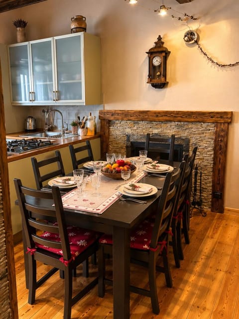 Kitchen or kitchenette, Dining area