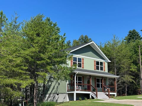 Property building, Patio, Facade/entrance, Natural landscape, Parking