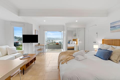 Bed, TV and multimedia, Photo of the whole room, Seating area, Evening entertainment, Bedroom