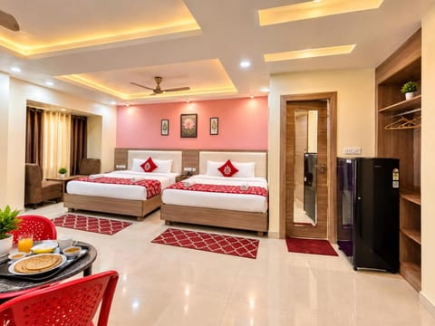Bed, TV and multimedia, Living room, Food and drinks, Photo of the whole room, Seating area, Dining area, Bedroom, Food