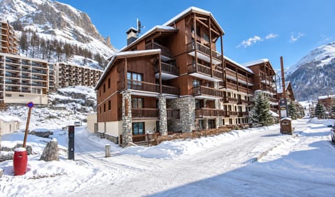 Property building, Nearby landmark, Day, Natural landscape, Winter, Mountain view