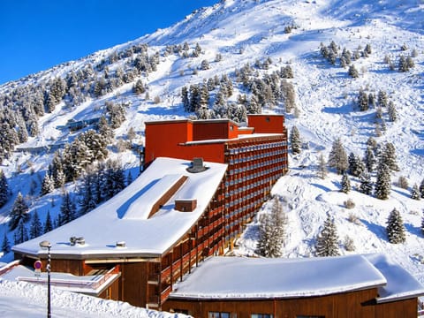 Property building, Day, Natural landscape, Winter, Mountain view
