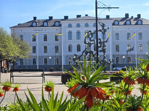 Toilet, Facade/entrance, City view