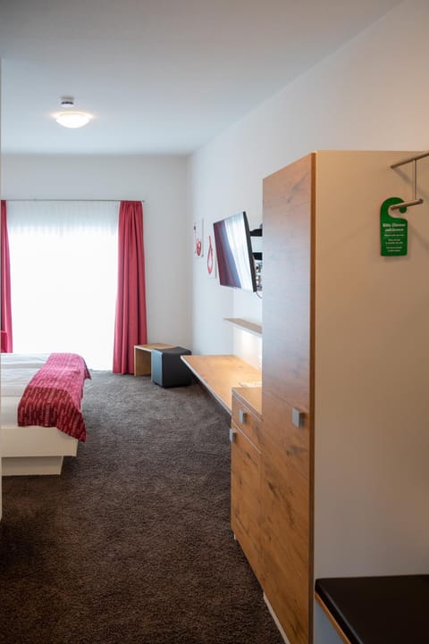 Bed, TV and multimedia, Photo of the whole room, wardrobe