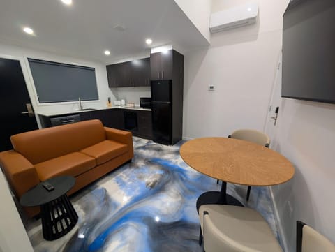 TV and multimedia, Kitchen or kitchenette, Living room, Seating area, Dining area, oven