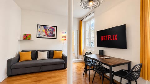 Communal lounge/ TV room, TV and multimedia, Living room, Seating area, Dining area