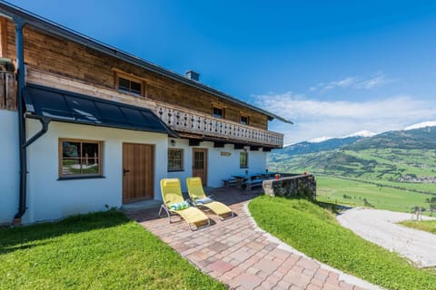 Property building, Facade/entrance, Spring, Summer, Garden, Autumn