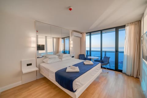 Bed, Natural landscape, Photo of the whole room, Bedroom, Sea view, towels