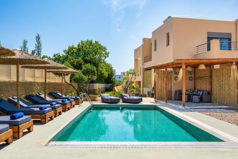 Property building, Swimming pool, sunbed