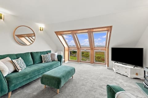 Natural landscape, TV and multimedia, Living room, Seating area
