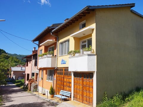 Property building, Nearby landmark, Facade/entrance, Spring, Day, Night, Neighbourhood, Natural landscape, Activities, Winter, Summer, Children play ground, Other, Logo/Certificate/Sign, Autumn, On site, Street view, Area and facilities, Entertainment, Entertainment, Seasons, Time of day, Sunrise, Sunset