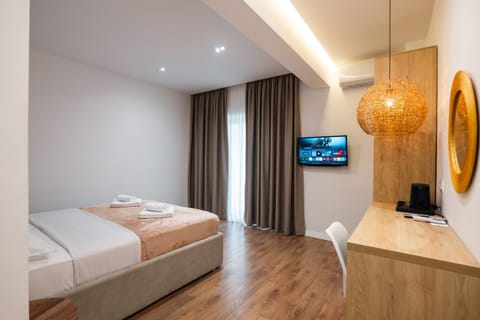 Bed, TV and multimedia, Photo of the whole room, Bedroom