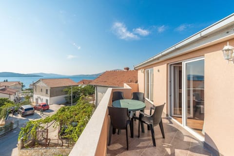 Apartments Tonči OG Bed and Breakfast in Okrug Gornji