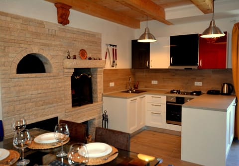 Kitchen or kitchenette, Dining area