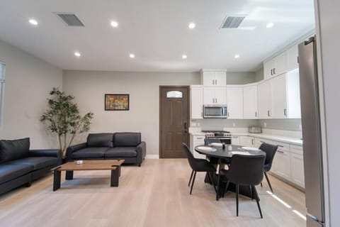 Kitchen or kitchenette, Living room, Seating area, Dining area, oven, stove