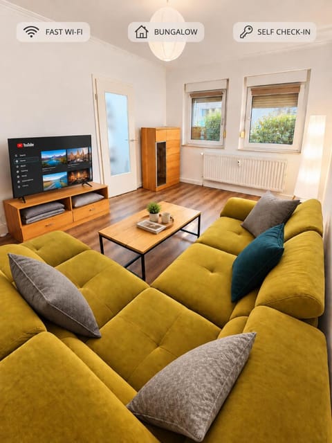 TV and multimedia, Living room, Evening entertainment