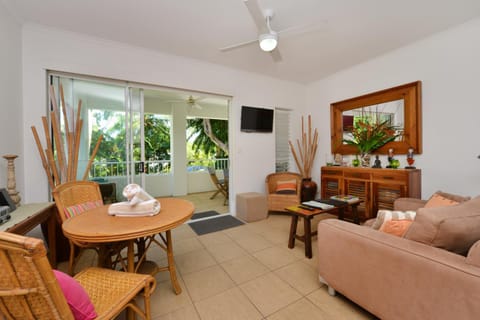 Living room, Seating area, Dining area, fireplace