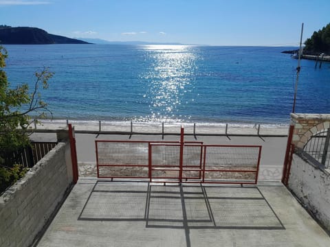 Facade/entrance, Beach, Location