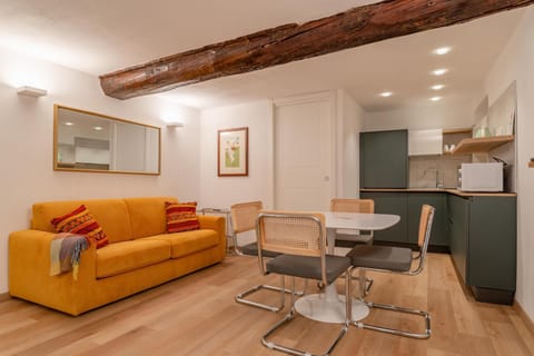 Kitchen or kitchenette, Living room, Seating area, Dining area