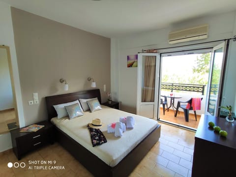 Bed, Balcony/Terrace, Photo of the whole room, Bedroom, towels, air conditioner