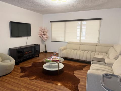 Communal lounge/ TV room, TV and multimedia, Living room, Seating area, Evening entertainment