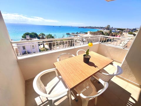 Day, Natural landscape, View (from property/room), Balcony/Terrace, Seating area, Dining area, Beach, Sea view