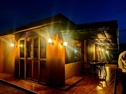 Property building, Patio, Restaurant/places to eat, Night, BBQ facilities