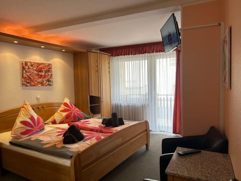 Bed, TV and multimedia, Photo of the whole room