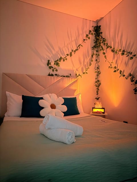 Bed, Bedroom, towels