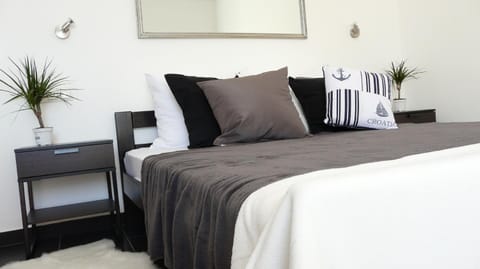 Bed, Photo of the whole room, Dining area, Bedroom