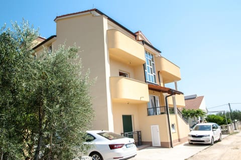 Spring, Off site, People, Activities, Winter, Summer, Logo/Certificate/Sign, Autumn, On site, Text overlay, Area and facilities, Seasons, Location, Certificate/Award